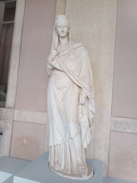 Questa immagine ha l'attributo alt vuoto; il nome del file è Quir-statua-esterna.jpg