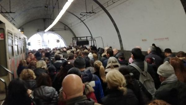 Questa immagine ha l'attributo alt vuoto; il nome del file è 13-Coronavirus-metro-piena-roma-nord-7-marzo-republbica.it_.jpg