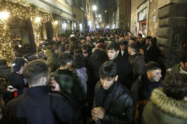 Questa immagine ha l'attributo alt vuoto; il nome del file è 21-Coronavirus-movida-roma-7-marzo-c-trastevere-repubblica.it-foto-vincenzo-terzigni-F3press.jpg