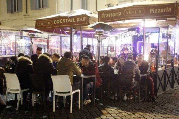 Questa immagine ha l'attributo alt vuoto; il nome del file è 23-Coronavirus-movida-Roma-7-marzo-trastevere-foto-vincenzo-terzigni-repuubblicait-F3-press.jpg