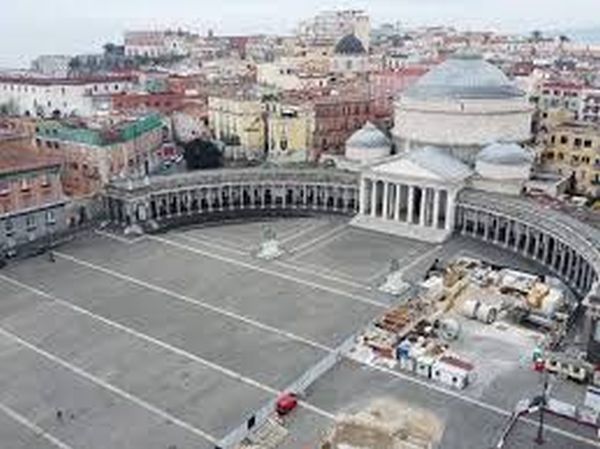 Questa immagine ha l'attributo alt vuoto; il nome del file è Coropnavirus-PRINT-napoli-deserta-video.corriere.it_.jpg