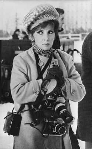 Questa immagine ha l'attributo alt vuoto; il nome del file è 2.-Print-32-foto-picclik-Gina-Lollobrigida-with-cameras-hanging-on-her-neck.jpg