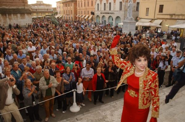 Questa immagine ha l'attributo alt vuoto; il nome del file è 21.-lollo-con-folla-piazza-duomo-pietrasanta-e1578852623516-1024x672.jpg