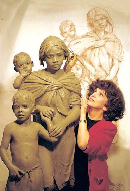 Questa immagine ha l'attributo alt vuoto; il nome del file è Lollo-ulitimissimi-llo-eautiful-Italian-sculptor-Gina-Lollobrigida.jpg