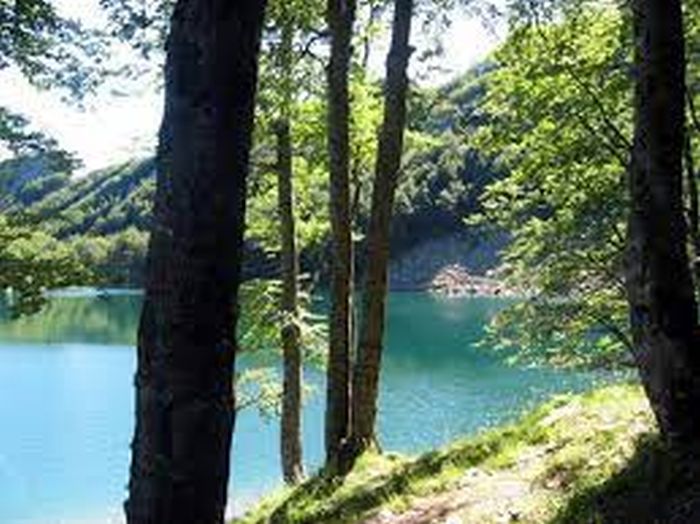 Questa immagine ha l'attributo alt vuoto; il nome del file è lago-santo-parcoappennino.iti_.jpg