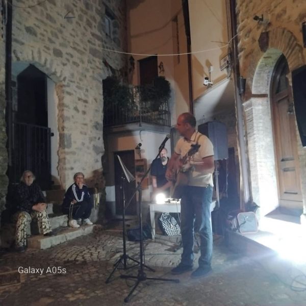 Questa immagine ha l'attributo alt vuoto; il nome del file è AAA-FOTO-AGOSTO-15-2.jpg