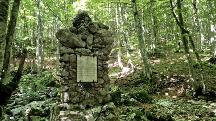 Questa immagine ha l'attributo alt vuoto; il nome del file è MONUMENO-CAMBI.jpg